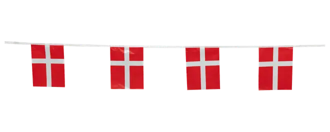 Guirlande med fire rektangulære dannebrogsflag, røde med hvidt kors, lavet af let materiale, velegnet til festlig dekoration inde eller ude.
