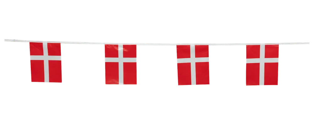Guirlande med fire rektangulære dannebrogsflag, røde med hvidt kors, lavet af let materiale, velegnet til festlig dekoration inde eller ude.