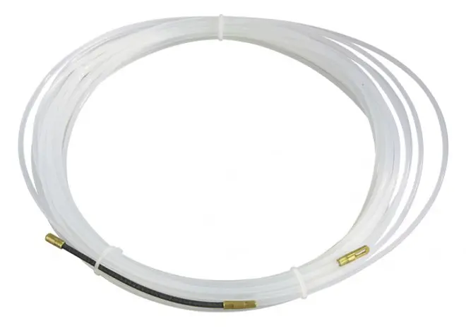 Flexibel vit nylon kabeldragare, upprullad, med mässingsändar och förstärkt svart sektion. Perfekt för att dra kablar genom väggar eller rör. Cirka 10 meter lång.