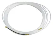 Flexibel vit nylon kabeldragare, upprullad, med mässingsändar och förstärkt svart sektion. Perfekt för att dra kablar genom väggar eller rör. Cirka 10 meter lång.