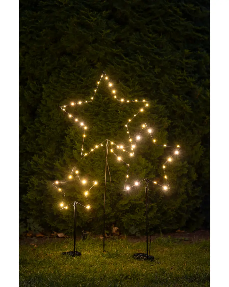 Set med tre utomhus stjärnformade LED-lampor på pinnar, varmvit belysning, metallramar och markspett. Perfekt för trädgårds- eller gångvägsdekoration vid högtider.