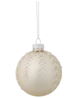 Rund julgranskula utformad som en baseboll med vit yta, upphöjda sömmar och silverfärgad hängögla.
