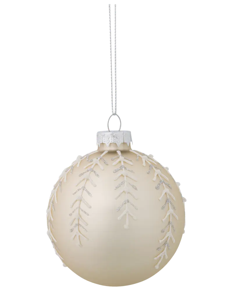 Rund julgranskula utformad som en baseboll med vit yta, upphöjda sömmar och silverfärgad hängögla.
