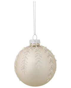 Rund julgranskula utformad som en baseboll med vit yta, upphöjda sömmar och silverfärgad hängögla.