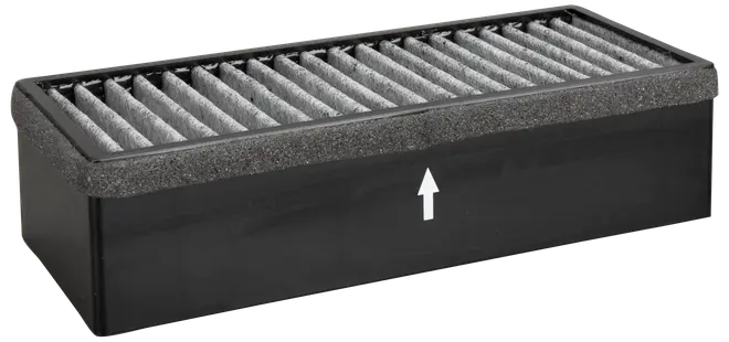 Rektangulärt luftfilter med veckat grått material, svart plastram och skumkant. Pil visar luftflödesriktning. Passar till ventilationssystem eller luftrenare.