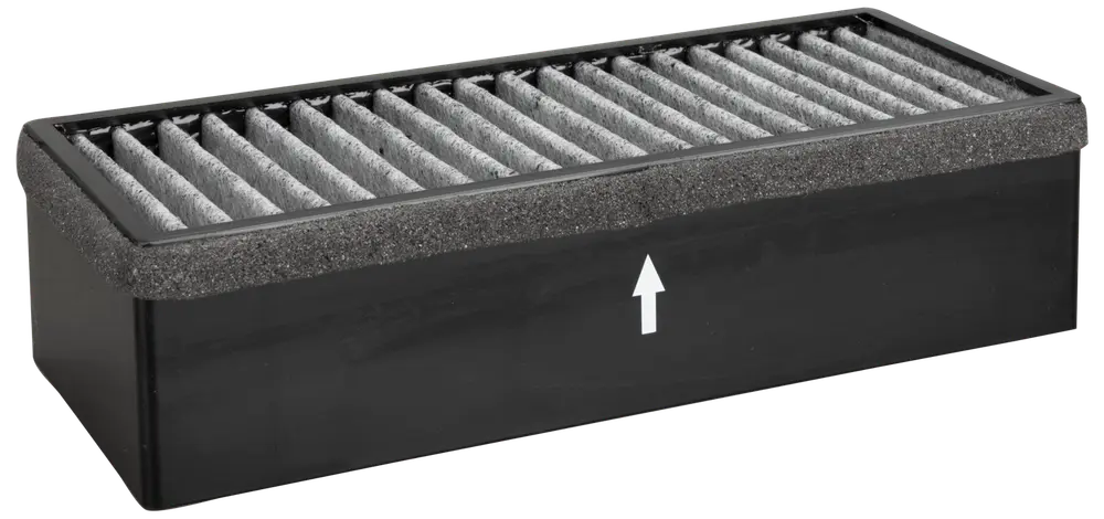 Rektangulært luftfilter med foldet gråt materiale, sort plastramme og skumkant. Har en pil, der angiver luftstrømsretning. Velegnet til HVAC-systemer eller luftrensere.