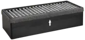 Rektangulært luftfilter med foldet gråt materiale, sort plastramme og skumkant. Har en pil, der angiver luftstrømsretning. Velegnet til HVAC-systemer eller luftrensere.