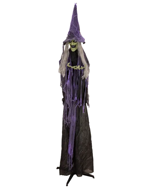 Halloween-heksedekoration med grøn ansigt, langt hvidt hår, laset lilla og sort kappe samt spids lilla hat. Perfekt til ophængning som uhyggelig dekoration.