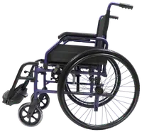 Manuell rullstol med stora bakhjul, vadderad sits och ryggstöd, fotstöd och skjuthandtag. Lätt lila ram, designad för komfort och enkel rörlighet inomhus och utomhus.