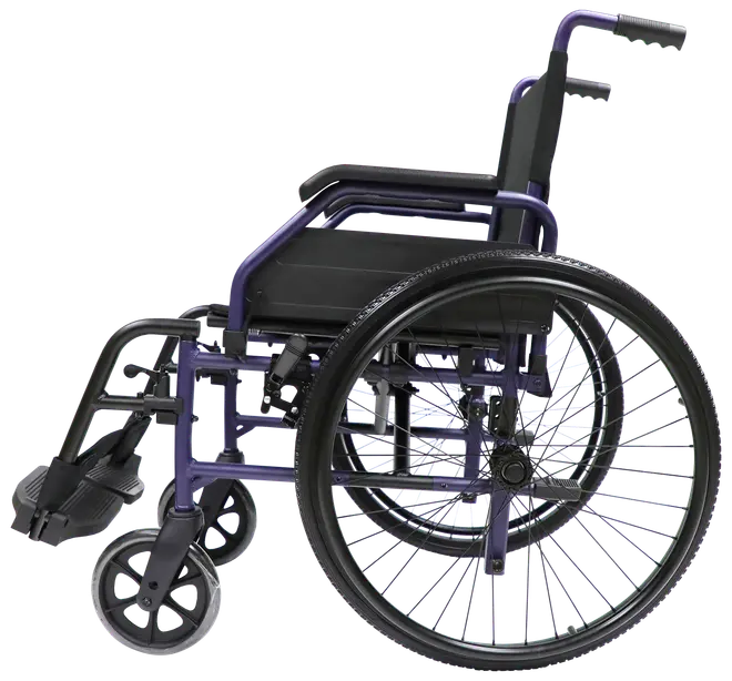 Manuell rullstol med stora bakhjul, vadderad sits och ryggstöd, fotstöd och skjuthandtag. Lätt lila ram, designad för komfort och enkel rörlighet inomhus och utomhus.