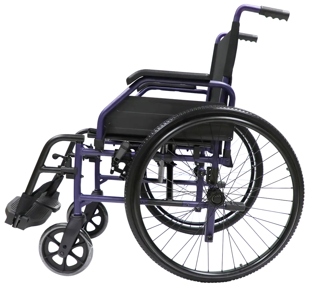 Manuell rullstol med stora bakhjul, vadderad sits och ryggstöd, fotstöd och skjuthandtag. Lätt lila ram, designad för komfort och enkel rörlighet inomhus och utomhus.