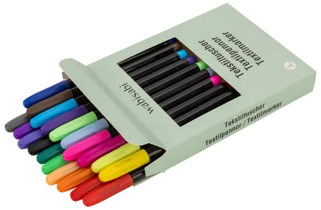Sæt med 12 tekstiltuscher i forskellige farver med sorte kroppe og farvede hætter, pakket i en lysegrøn papæske. Velegnet til at tegne eller skrive på tekstiler.