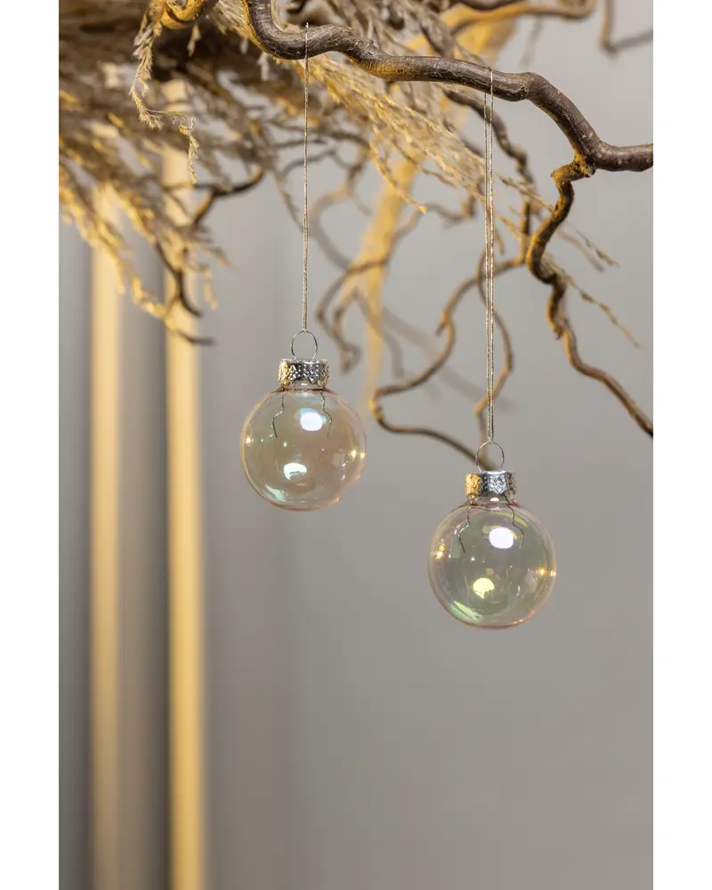 Set med två klara glasjulgranskulor med silverfästen, hängande i snören. Kulorna är runda, transparenta och har en subtil skimrande yta för festlig känsla.
