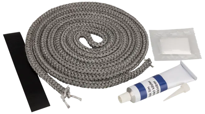 Packningssats för ugnslucka med flätad tätningslist, limtub, rengöringsdyna och svart remsa. För tätning av ugnsluckor och minskat värmeläckage.