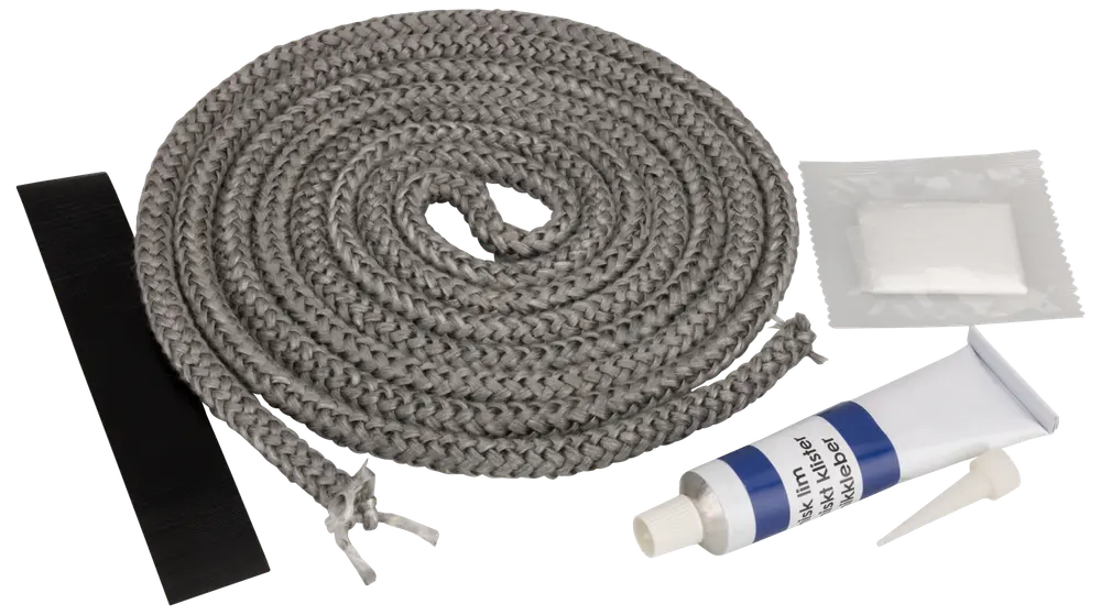 Packningssats för ugnslucka med flätad tätningslist, limtub, rengöringsdyna och svart remsa. För tätning av ugnsluckor och minskat värmeläckage.