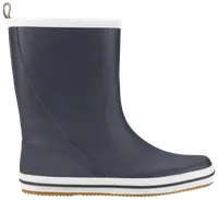 Marineblå gummistøvle med hvid kant foroven og på sålen, mellemhøj skaft, tekstureret hæl og strop bagpå for nem påtagning. Vandtæt og skridsikker.