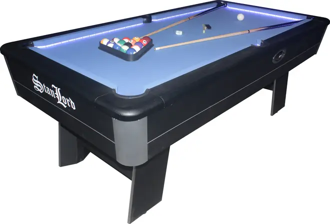Moderne poolbord med blå filt, sort ramme, LED-kantbelysning, to køer, opstillet kuglesæt og en hvid kugle. Stærke ben og "StarLord"-logo på siden.