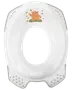 Vit plasttoalettsits för barn med halkskydd, ventilationshål och en söt björnillustration med blommor och fjäril. Perfekt för potträning och enkel rengöring.