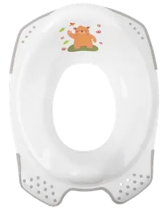 Hvid plastik børnetoiletsæde med skridsikre greb, ventilationshuller og sødt bjørnemotiv med blomster og sommerfugl. Velegnet til pottetræning og nem rengøring.