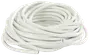 Oprullet hvidt elektrisk kabel med to synlige kobberledere i enden, velegnet til indendørs elinstallationer. Kablet har slidstærk plastisolering for sikkerhed og fleksibilitet.
