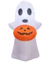 Oppustelig Halloween-dekoration formet som et hvidt spøgelse, der holder et orange græskar med sort græskarlygteansigt. Lavet af let materiale, egnet til inde eller ude.