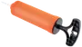 Håndholdt luftpumpe med orange cylinderformet krop og sort håndtag, designet til oppustning af sportsbolde eller små oppustelige genstande. Let og bærbar, med tynd dyse.