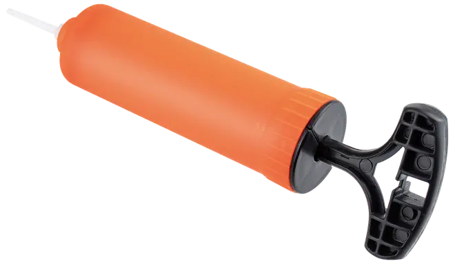 Håndholdt luftpumpe med orange cylinderformet krop og sort håndtag, designet til oppustning af sportsbolde eller små oppustelige genstande. Let og bærbar, med tynd dyse.