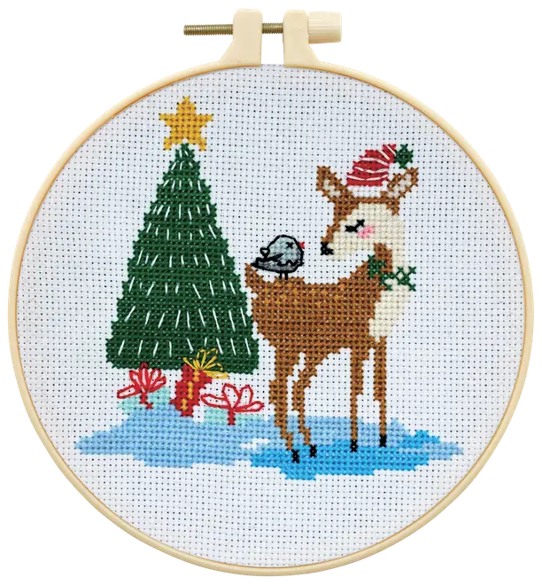 Julbroderikit med ren i tomteluva, fågel, dekorerad gran med stjärna och paket. Inkluderar broderiram och vintrigt motiv.