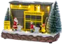 Festlig Harald Nyborg julelandsby med oplyst butik, nisse og børn-figurer, sneklædt base og snedækkede grantræer.