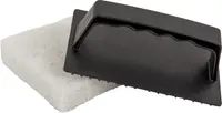 Rektangulær hvid skurepude med aftageligt sort plastikhåndtag, ergonomisk greb og rillet underside, velegnet til rengøring af fliser, gulve eller bordplader.