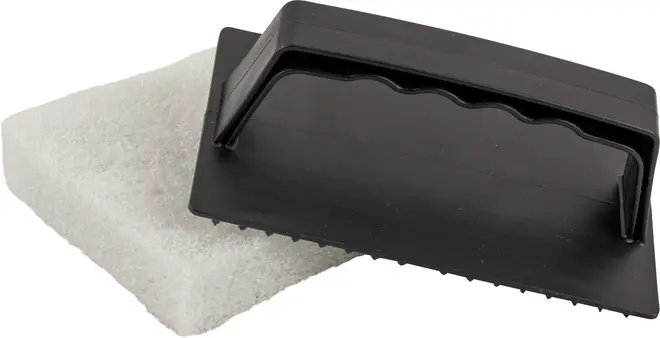 Rektangulær hvid skurepude med aftageligt sort plastikhåndtag, ergonomisk greb og rillet underside, velegnet til rengøring af fliser, gulve eller bordplader.