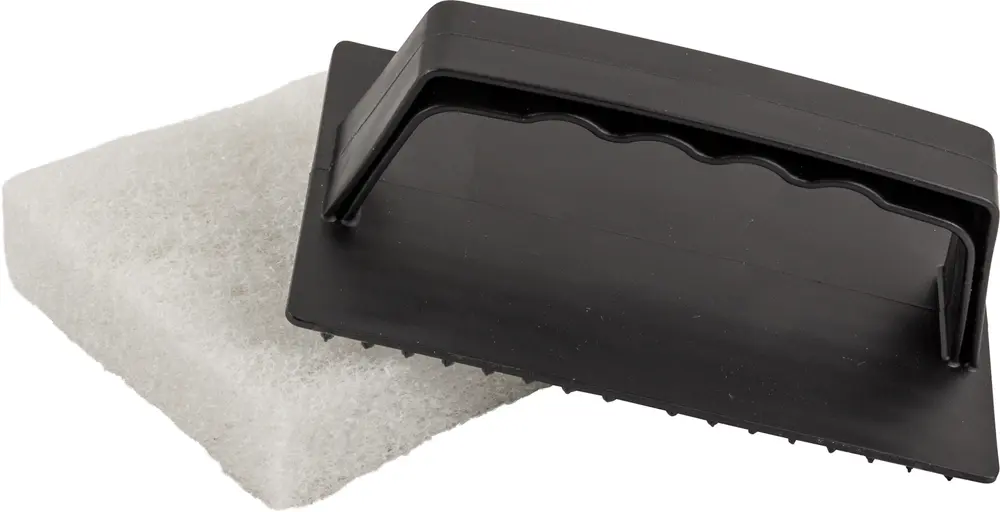 Rektangulær hvid skurepude med aftageligt sort plastikhåndtag, ergonomisk greb og rillet underside, velegnet til rengøring af fliser, gulve eller bordplader.