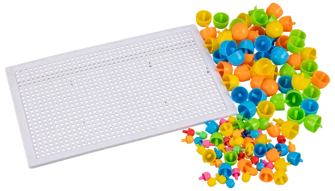 Børns pladelegetøj med hvid perforeret plade og farverige plastpinde i forskellige størrelser. Perfekt til kreativ leg, mønsterdesign og udvikling af finmotorik.