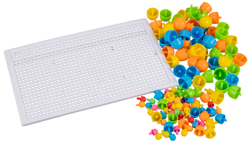 Børns pladelegetøj med hvid perforeret plade og farverige plastpinde i forskellige størrelser. Perfekt til kreativ leg, mønsterdesign og udvikling af finmotorik.