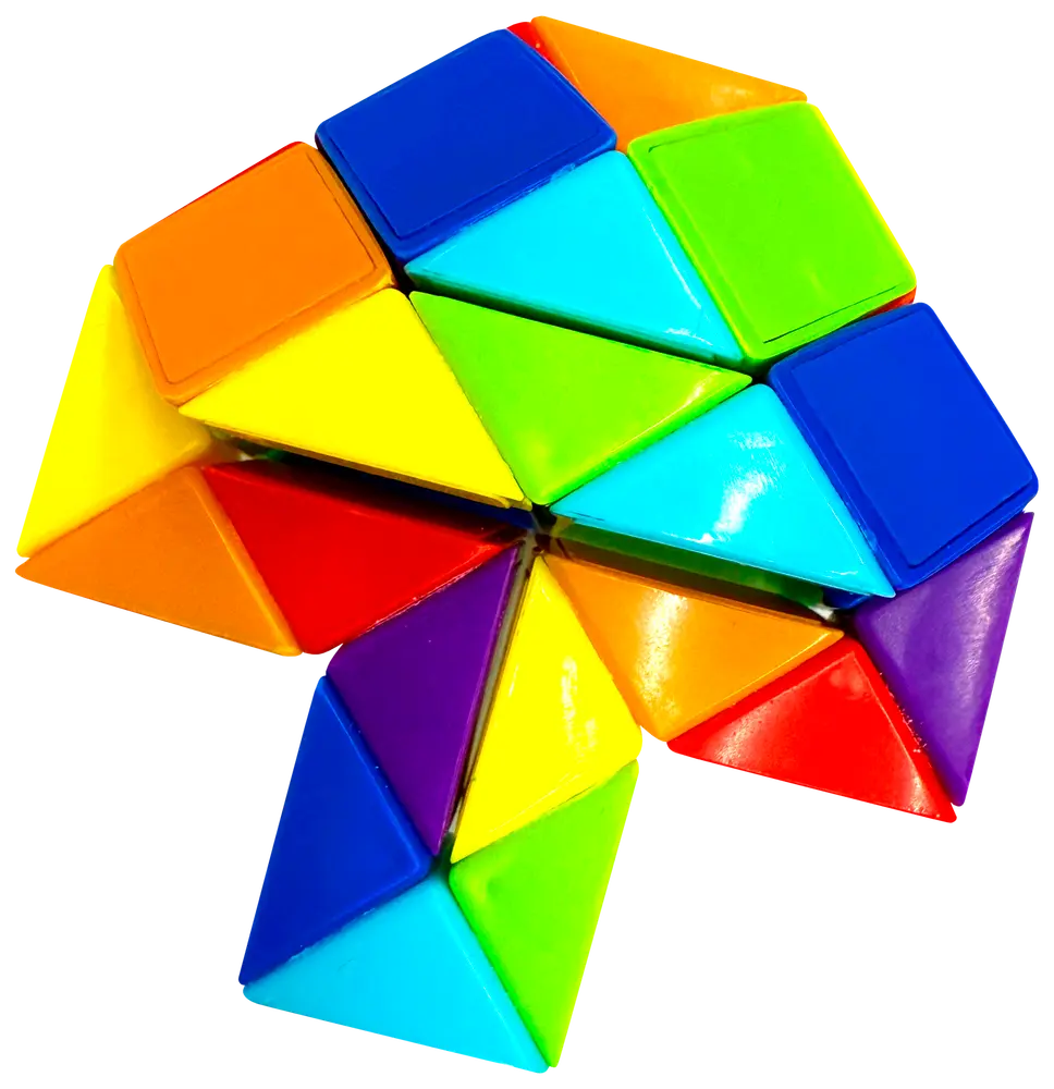 Farverig plastik slange-puslespil med trekantede segmenter i blå, grøn, gul, orange, rød og lilla, arrangeret i snoet geometrisk form. Fleksibel til forskellige figurer.