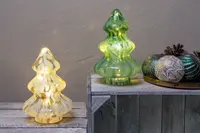 Set med två LED-lampor i glas formade som julgranar, en grön och en gyllene. Blank yta, dekorativ belysning för bord, perfekt för juldekoration.