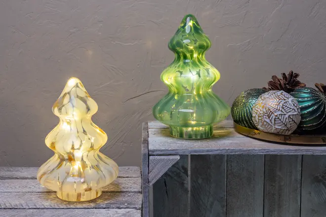 Sæt med to LED-lys formet som juletræer i glas, én grøn og én gylden. Blank overflade, dekorativ belysning til bordet, ideel til juleudsmykning.