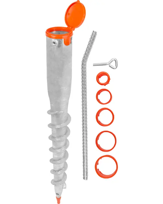 Jordskrue i metal med orange låg, installationsstang, øjebolt og fire orange plastadaptere. Velegnet til fastgørelse af stolper eller pæle i jorden uden beton.