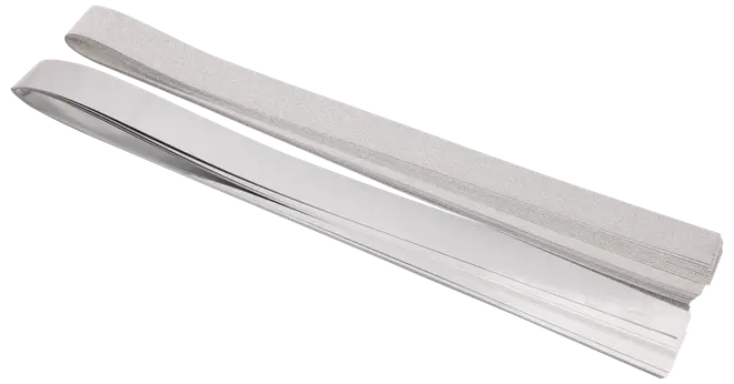 Lang, flad aluminiumsstrimmel med børstet finish og tilhørende selvklæbende skumstrimmel. Perfekt til tætning af sprækker eller kanter for et rent, moderne udseende.