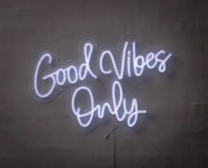 Neonskylt Good Vibes Only H. 40 x B. 61 cm