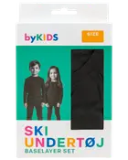Svart underställsset för barn, innehåller långärmad tröja och byxor. Förpackat i färgglad låda med fönster som visar tyget. Passar för kalla aktiviteter.