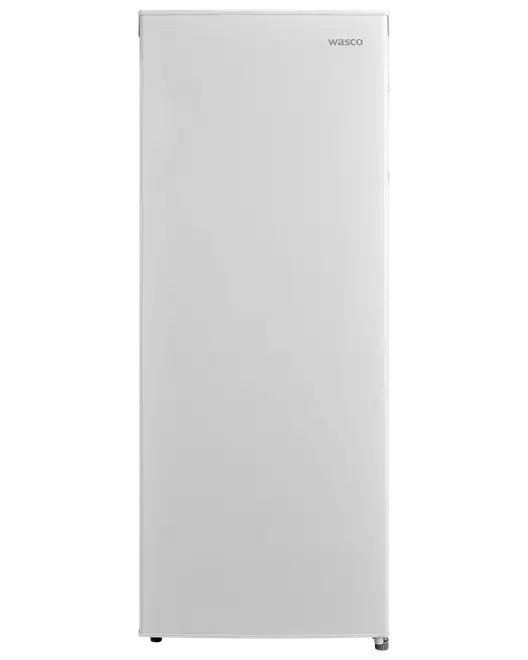 Høj, enkelt-dørs køleskab i hvid med glat, minimalistisk front. Wasco-logoet ses øverst til højre. Ingen synlige håndtag eller eksterne funktioner.