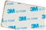 Rektangulær 3M PE-skumklæbepude med afrundede hjørner, hvid med blå 3M-logo, beregnet til montering eller fastgørelse, aftagelig bagside for nem påføring.