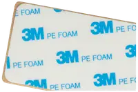 Rektangulär 3M PE-skumtejp med rundade hörn, vit med blå 3M-logotyp, för montering eller fastsättning, avtagbar baksida för enkel applicering.