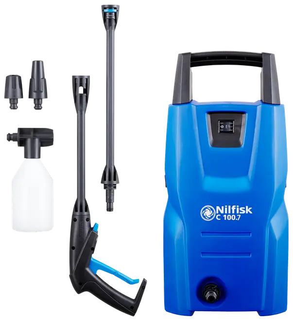 Nilfisk C 100.7 højtryksrenser med blå hovedenhed, sprøjtepistol, lanse, dyser og sæbeflaske. Kompakt design, ideel til rengøring af biler, terrasser og udendørsarealer.
