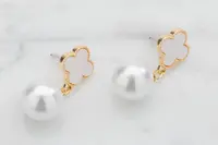 Örhängen blomma med pärla - guld