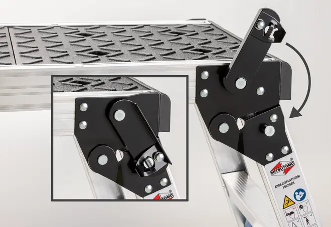 Sammenklappelig platformstige i aluminium med skridsikker overflade, forstærkede sorte metalhængsler og sikkerhedslås. Nærbillede viser hængsellåsens detaljer.