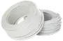 To ruller hvid elektrisk kabel, pænt oprullet, velegnet til indendørs ledningsføring eller elinstallationer. Kablerne har glat, plastisk ydre isolering for sikkerhed og holdbarhed.