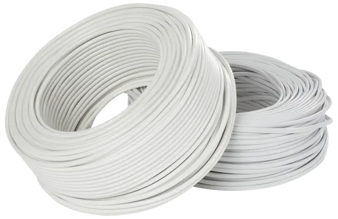 To ruller hvid elektrisk kabel, pænt oprullet, velegnet til indendørs ledningsføring eller elinstallationer. Kablerne har glat, plastisk ydre isolering for sikkerhed og holdbarhed.
