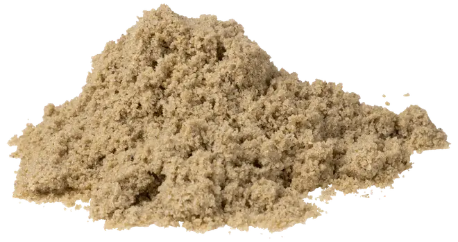 En bun af lysebrunt, fintmalet pulver, der ligner sand. Teksturen ser blød og smuldrende ud, velegnet som krydderi eller bageingrediens.